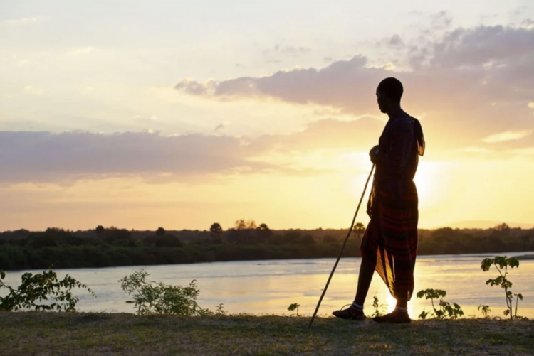 Masai au coucher du soleil au bord de la rivière Rufiji