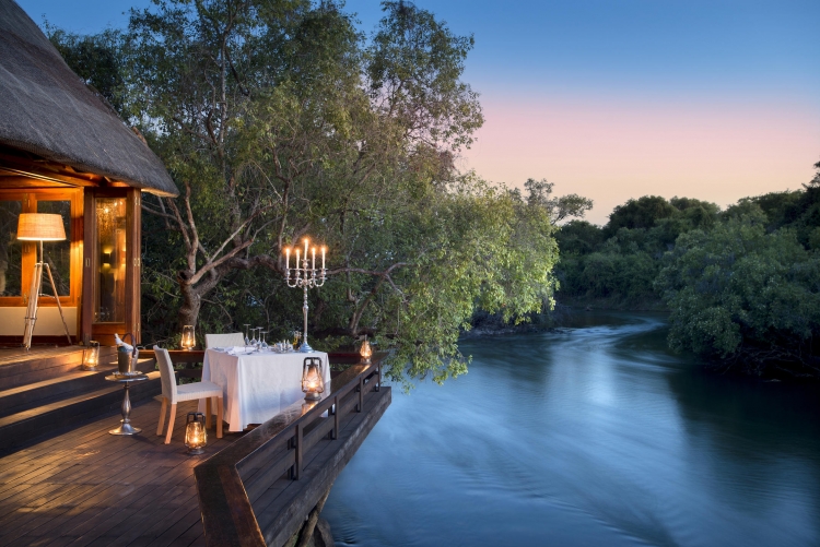 Diner avec du style au Royal Chundu River lodge en safari en Zambie
