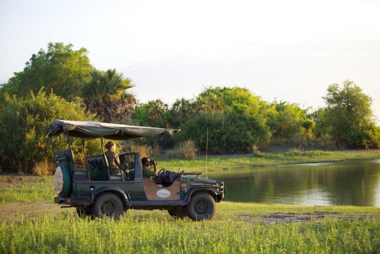 Safari en 4x4 à Rufiji River Camp au parc de Nyerere Selous