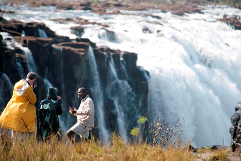 Les Chutes Victoria, frontière naturelle entre la Zambie et le Zimbabwe, plus belle rivière d'Afrique, patrimoine mondial de l'UNESCO, séjour sur-mesure, découverte, agence spécialisée voyage Afrique