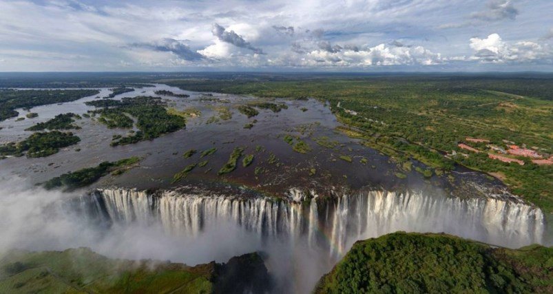 Les Chutes Victoria, frontière naturelle entre la Zambie et le Zimbabwe, plus belle rivière d'Afrique, patrimoine mondial de l'UNESCO, séjour sur-mesure, découverte, agence spécialisée voyage Afrique