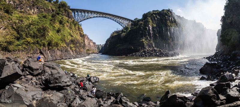 Les Chutes Victoria, frontière naturelle entre la Zambie et le Zimbabwe, plus belle rivière d'Afrique, patrimoine mondial de l'UNESCO, séjour sur-mesure, découverte, agence spécialisée voyage Afrique