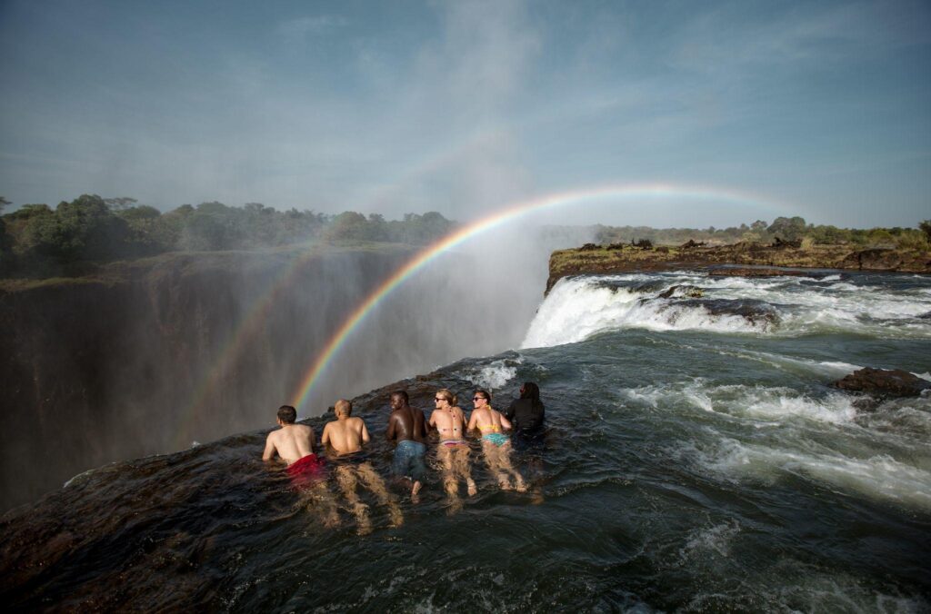 Les Chutes Victoria, frontière naturelle entre la Zambie et le Zimbabwe, plus belle rivière d'Afrique, patrimoine mondial de l'UNESCO, séjour sur-mesure, découverte, agence spécialisée voyage Afrique