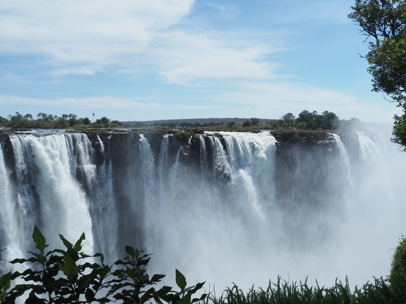 Les Chutes Victoria, frontière naturelle entre la Zambie et le Zimbabwe, plus belle rivière d'Afrique, patrimoine mondial de l'UNESCO, séjour sur-mesure, découverte, agence spécialisée voyage Afrique