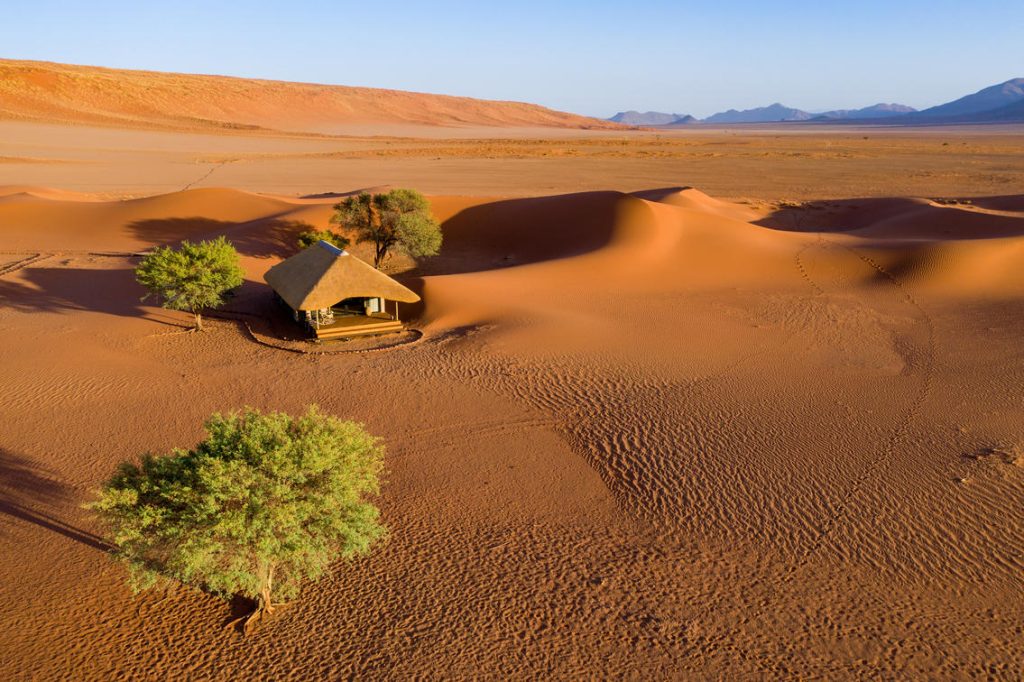 Kessi Dunes Lodge au milieu du desert Voyage de luxe en Namibie en avion Taxi Agence loin de la foule